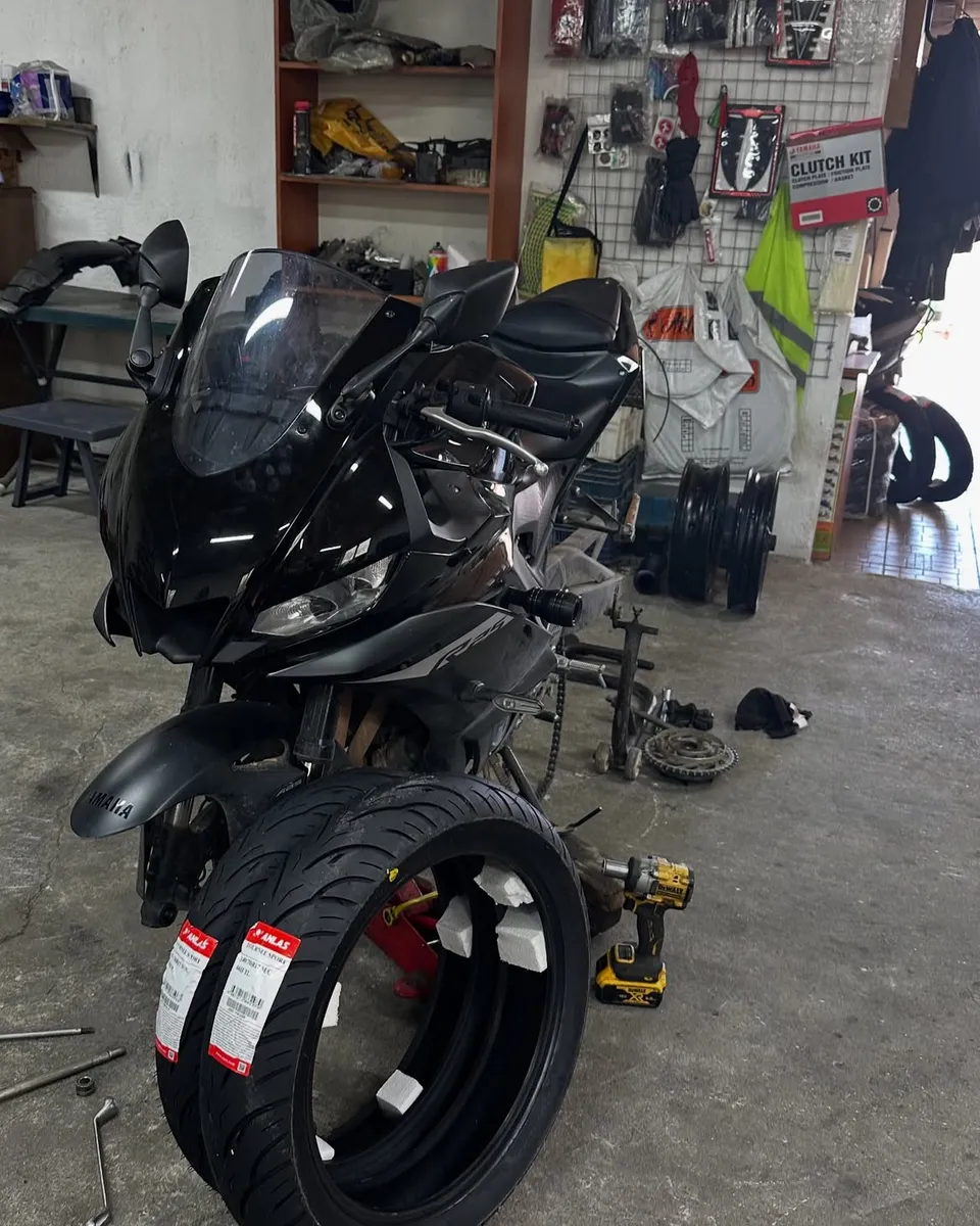 Yamaha R25 lastik değişimi