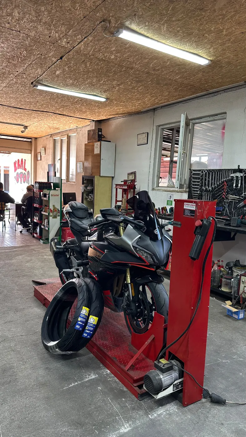 Tire being replaced at Kral Motor workshop