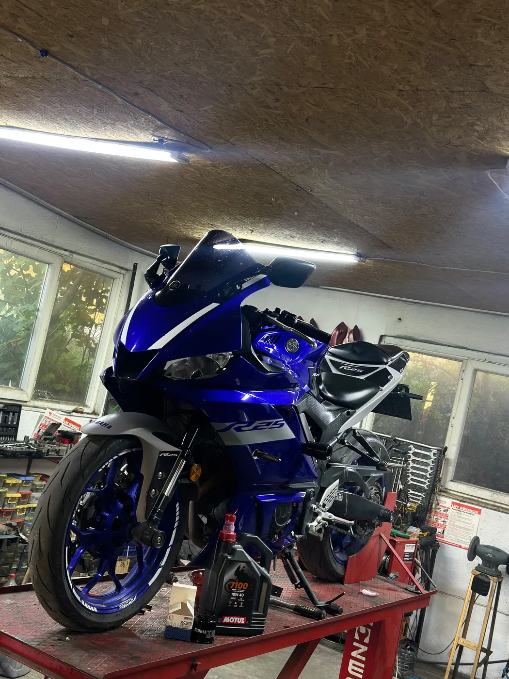 Blue Yamaha R25 being serviced at Kral Motor workshop
