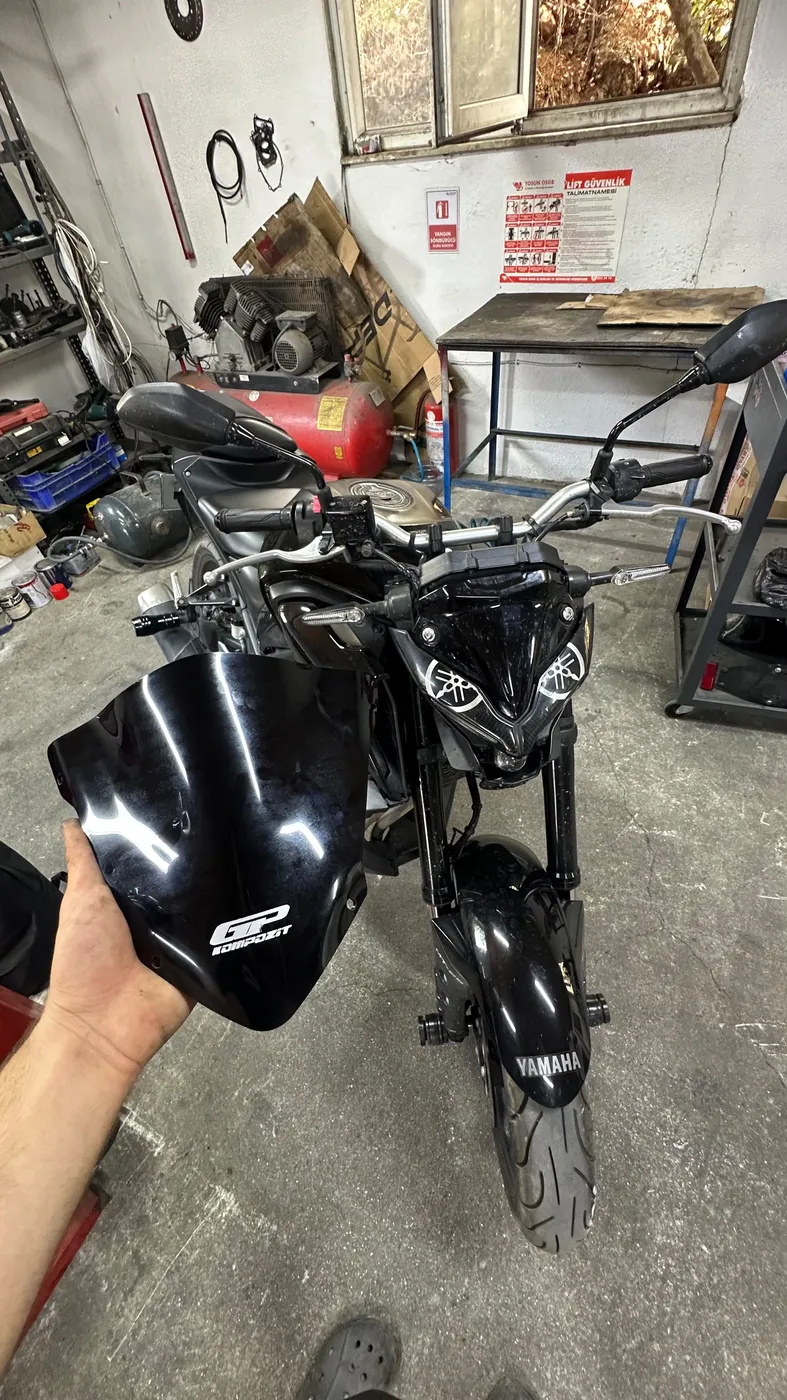 Windscreen being replaced at Kral Motor workshop